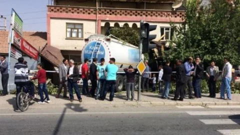 Kimyasal Madde Taşıyan Tanker Dükkana Girdi: 1 Ölü 1 Yaralı