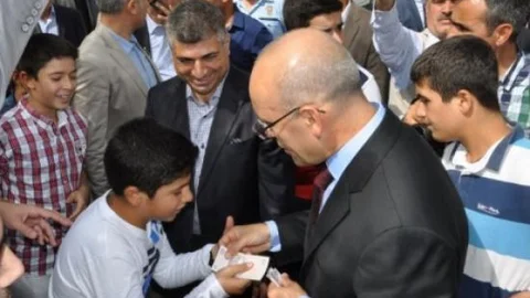 Maliye Bakanı Şimşek Bayram Harçlığı Dağıttı