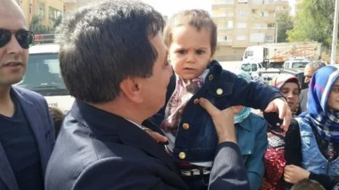 Vali Küçük Sokakta Vatandaşların Bayramını Kutladı