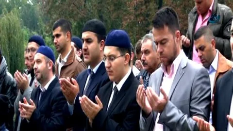 Macaristan'daki Türkler bayramda şehitleri yalnız bırakmadı!