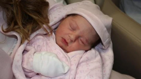 Cesur Anne Bebeğini Suda Kendi Doğurdu