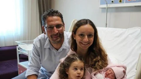 Cesur anne bebeğini suda kendi doğurdu!