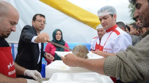 Beylikdüzü Belediyesi'nden dev kazanlarda kavurma ikramı!