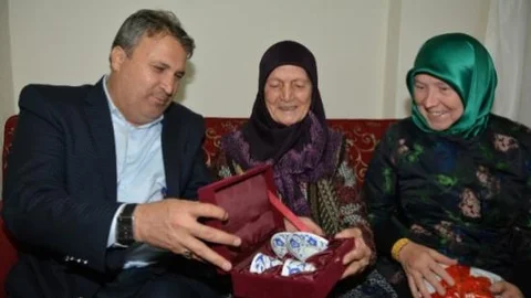 Yunusemre Belediyesi'nden Yaşlılara Bayram Ziyareti