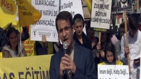 Kadıköy'de 'zorunlu din dersleri kaldırılsın' eylemi!