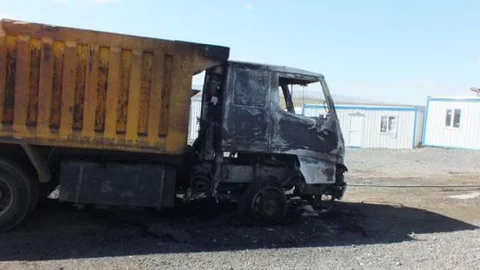 PKK'lılar iş makinesi yaktı!