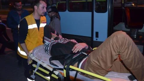 Motosiklet minibüse çarptı: 1 yaralı!