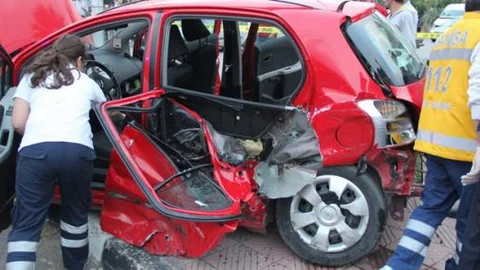 Manisa'da bayramda feci kaza: 1 ölü, 9 yaralı!