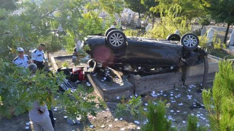 Otomobil mezarlığa uçtu: 5 yaralı!