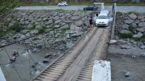 Arabanın Zor Geçtiği Tahta Köprüde Adrenali Yüksek Fotoğraf Çekimi