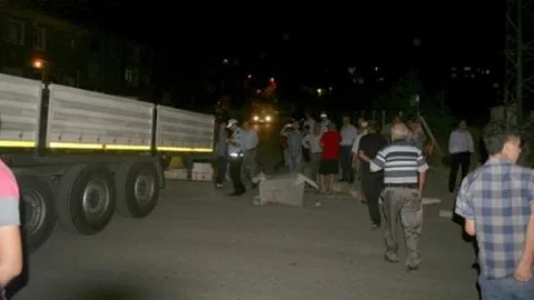 Freni Boşalan Tır Apartmana Girdi