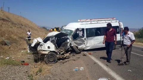 Bingöl'de Trafik Kazası: 1 Ölü 13 Yaralı