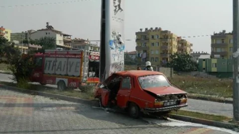 Reklam Panosuna Çarpan Otomobil Sürücüsü Ağır Yaralandı