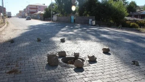 Kırılan Rögar Kapağı Tehlike Saçıyor