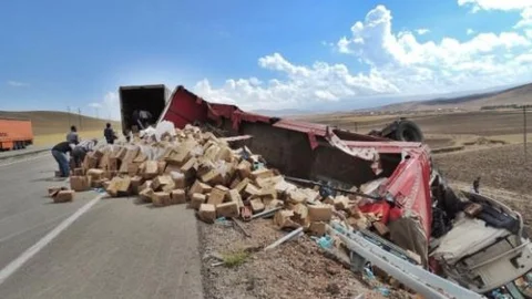 Ağrı'da Tır Devrildi