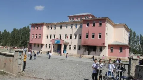 Iğdır'da Molotoflu Saldırı Düzenlenen Okulda Eğitim Öğretim Devam Ediyor