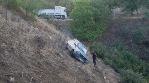 Niksar'da Otomobil Uçuruma Yuvarlandı