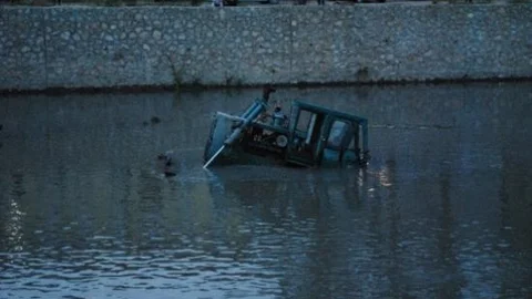 İş Makinesi Irmağa Battı