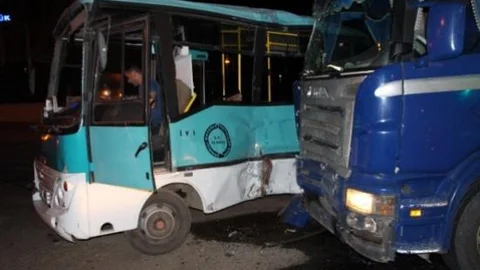 Işık İhlali Yaptı 2 Araca Çarptı: 7 Yaralı