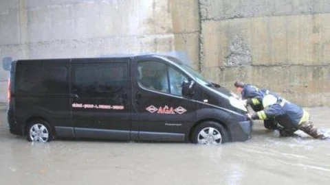 Yağmur Yağdı Midibüs 5 Yolcusuyla Yolda Mahsur Kaldı