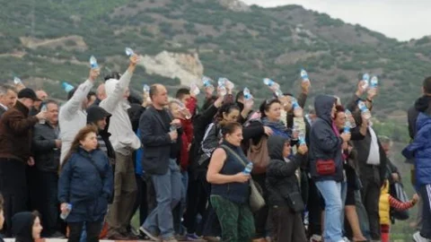 Yüzlerce Kişi Burdur Gölü'ne Su Döktü