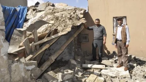 Sağanak Yağmur Evleri Yıktı