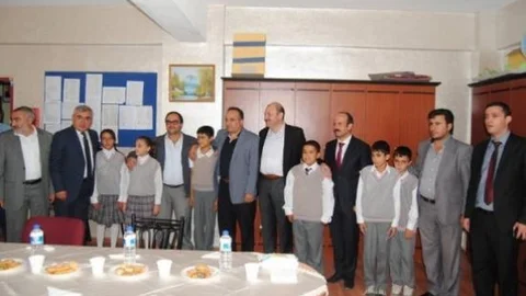 İşadamından Öğrencilere Kıyafet Yardımı