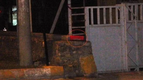 Şüpheli Pakete Değnekli Tekmeli Müdahale