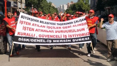 İşten Çıkarılan İşçiler Büyükşehir Belediyesi'ne Yürüdü