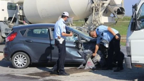 Beton Mikseriyle Otomobil Çarpıştı: İki Yaralı