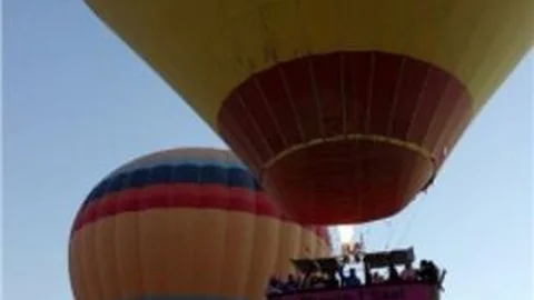 Kapadokya'da Balonlar Meme Kanserine Dikkat Çekmek İçin Havalandı