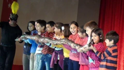 Edremit'te Çocuklar Dev Piton Yılanını Tuttu