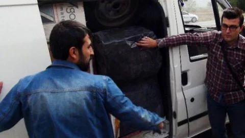 Polisten Kaçan Minibüsten Kaçak Sigara Çıktı