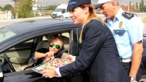 Polisten Sürücülere Bayram Şekeri