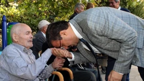 Ak Parti Heyeti Yaşlılar Gününü Kurban Keserek Kutladı