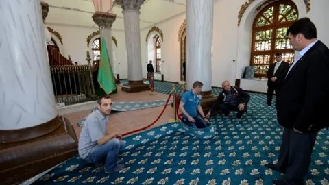 Osmangazi Belediyesi Türbelerin Zeminlerini Halı İle Kaplıyor