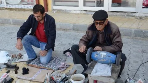 Çarkçı Bekir Dede 70 Yıldır Bu İşi Yapıyor