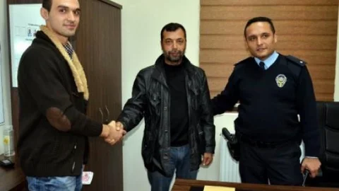 Atm'de Unuttuğu Maaşını Karakoldan Aldı