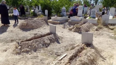 Mezarlarına Bayram Şekeri Bırakıldı