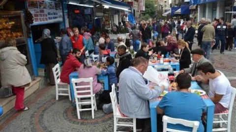 Yunanlıların Balık Ekmeğe İlgisi Artıyor