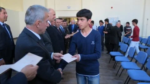 Vali Kamçı Yetiştirme Yurdundaki Gençlere Bayram Harçlığı Dağıttı