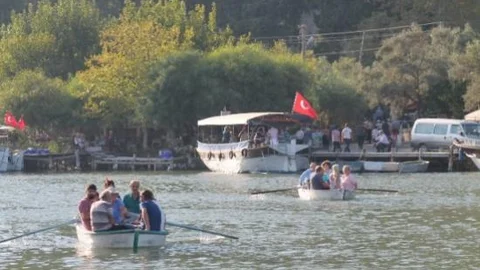 Ölmüşlerini Sandalla Ziyaret Ediyorlar