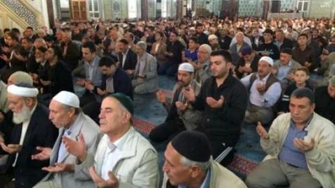 Elazığ'da Bayram Sabahı Camiler Doldu Taştı