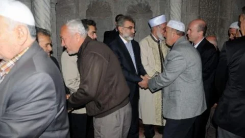 Bakan Yıldız Bayram Namazını Hunat Camii'nde Kıldı