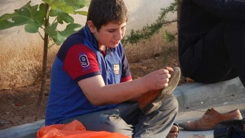 Arkadaşları Bayram Harçlığı Toplarken O Ayakkabı Boyuyor