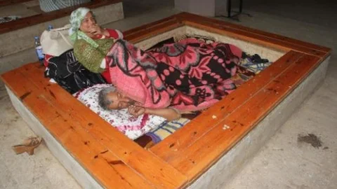 Evsiz Kalan Aile Bayrama Hastane Bahçesinde Girdi