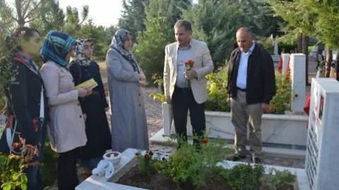 Şehitlikte Hüzünlü Bayram