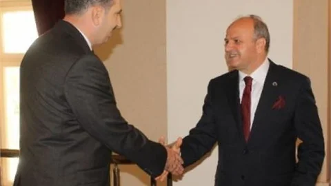 Vali Çakacak Kamu Görevlileri Ve Vatandaşlar İle Bayramlaştı