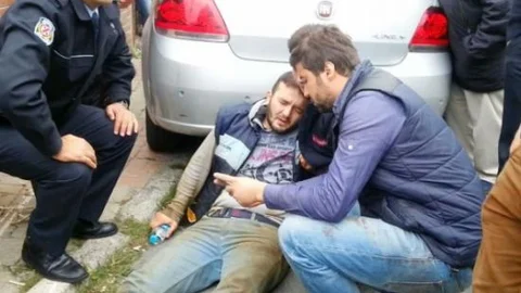 (özel Haber) Boğadan Kaçan Kasap İki Araç Arasında Sıkıştı