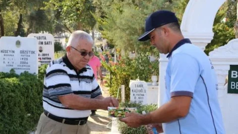 Bodrum Belediyesi Mezarlık Ziyaretçilerinin Bayramını Kutladı